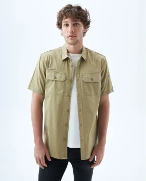 Camisa con bolsillos de tapa para hombre