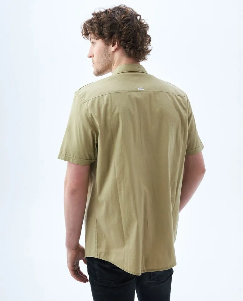Camisa con bolsillos de tapa para hombre