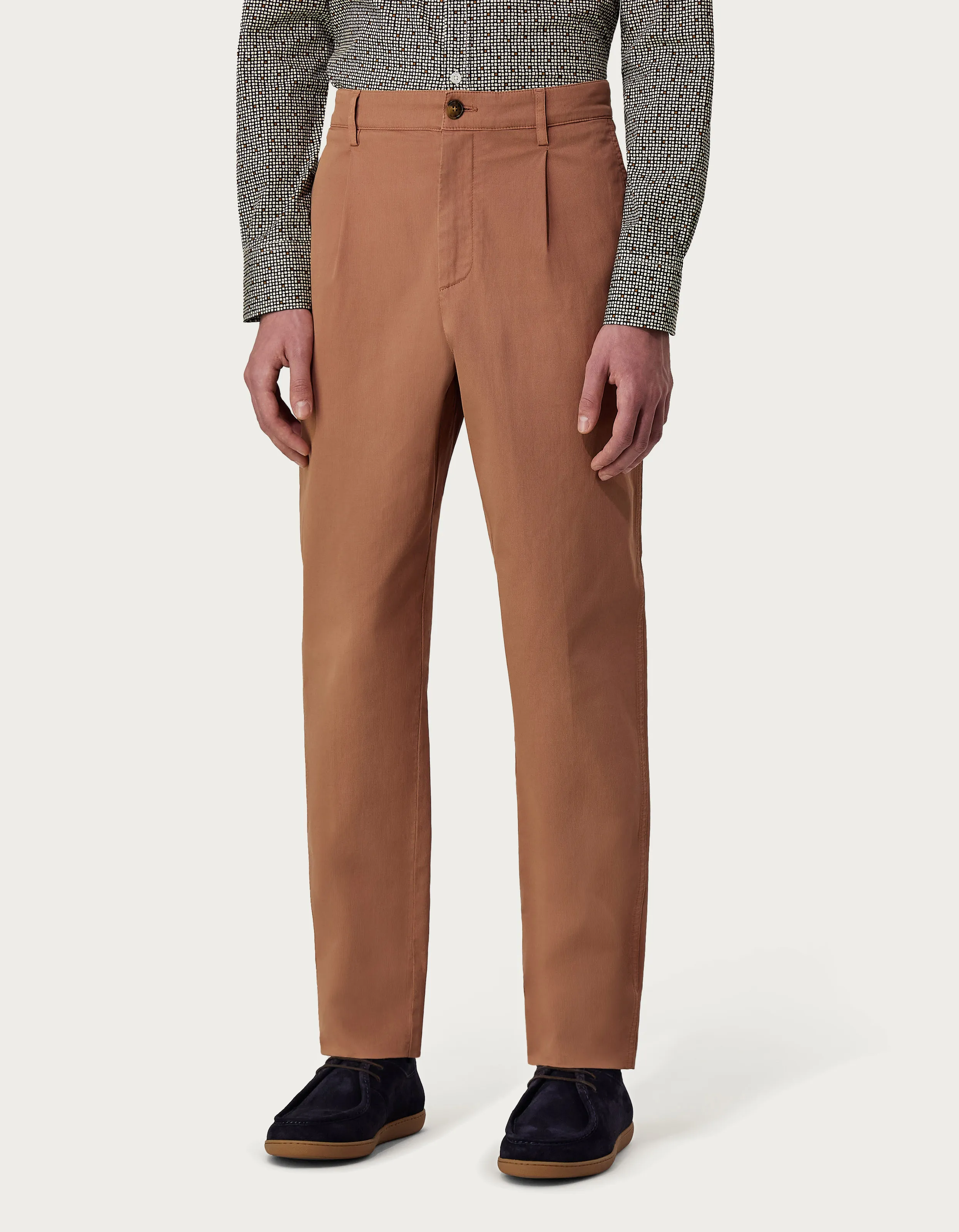 Chinos relaxed fit de canalé de algodón teñido en prenda color canela 