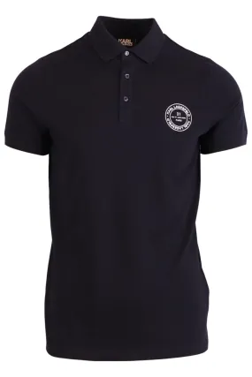 Polo elástico azul oscuro con el logo redondo